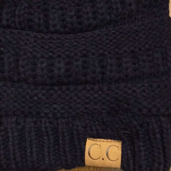 RESTOCKED! CC Exclusive Pom Pom Beanie Fur Navy - Picture 5 of 5